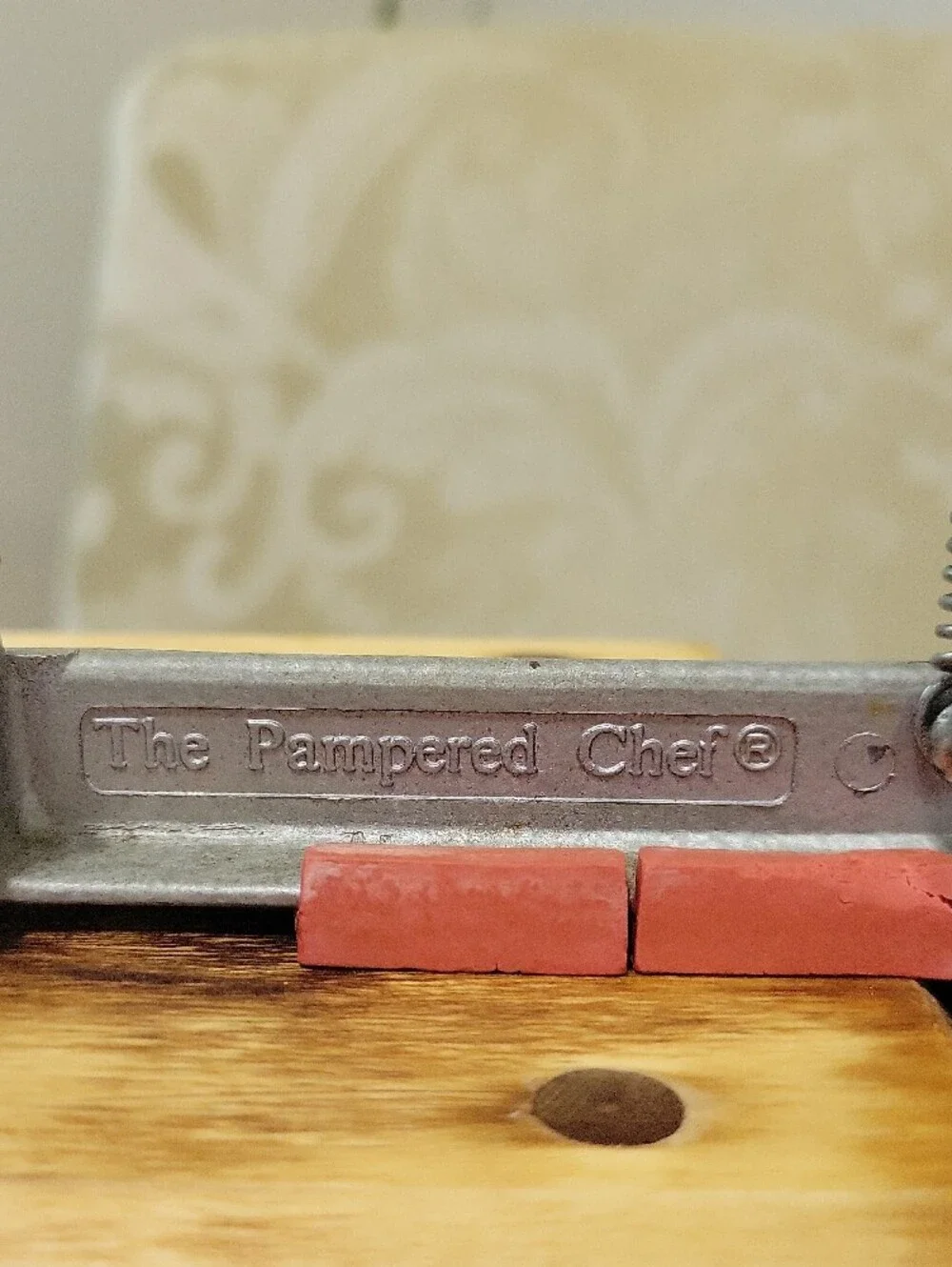 Pampered Chef Handheld Apple Peeler with Red Handle with Base